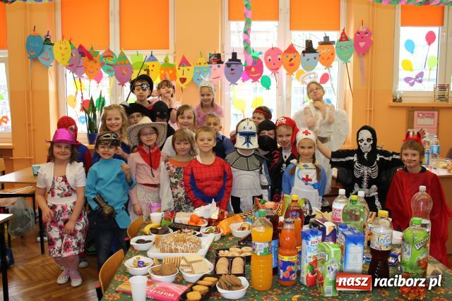 Zdjęcie w galerii na portalu naszraciborz.pl: Niech żyje bal - kolorowo w SP 13 wiadomości z regionu