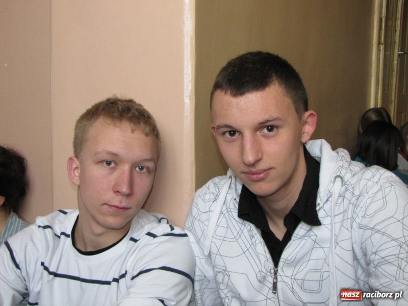 Zdjęcie w galerii na portalu naszraciborz.pl: Mała czarna i z czerwoną podwiązką... wiadomości z regionu