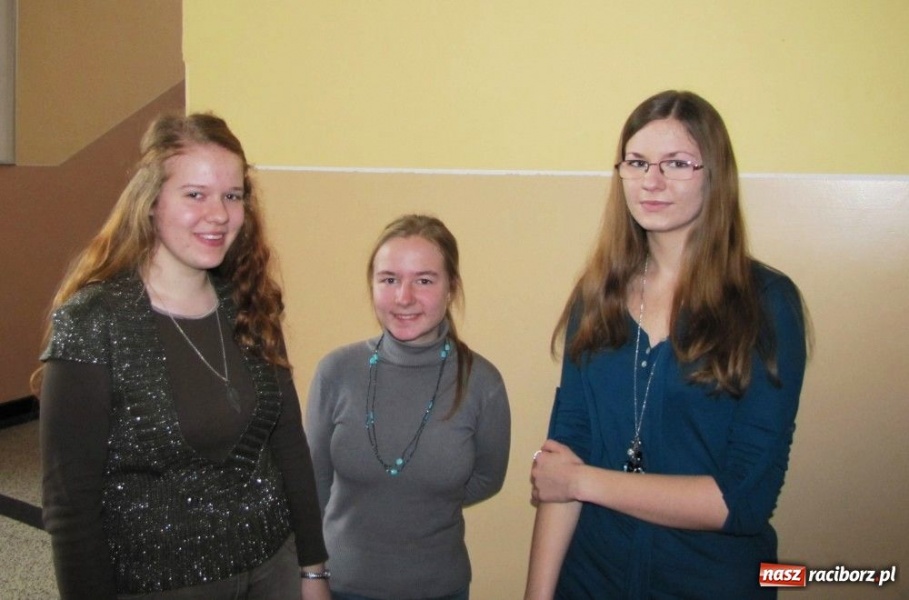 Zdjęcie w galerii na portalu naszraciborz.pl: Mała czarna i z czerwoną podwiązką... wiadomości z regionu