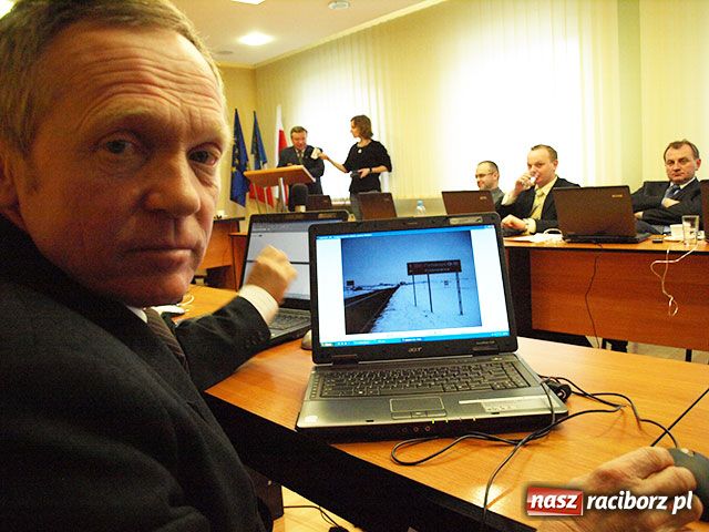 Zdjęcie w galerii na portalu naszraciborz.pl: Z GPS-em prosto w bramę wiadomości z regionu