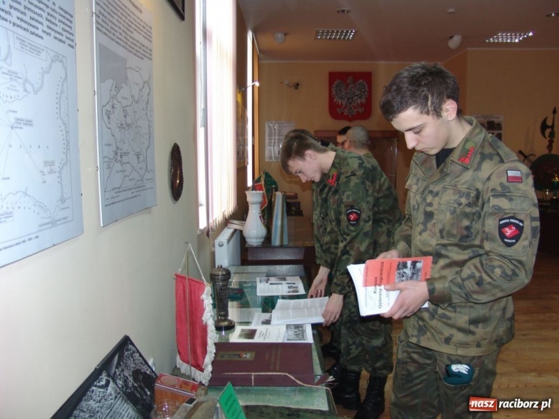 Zdjęcie w galerii na portalu naszraciborz.pl: ŚOSG: Głubczyccy strzelcy z wizytą w raciborskiej wiadomości z regionu