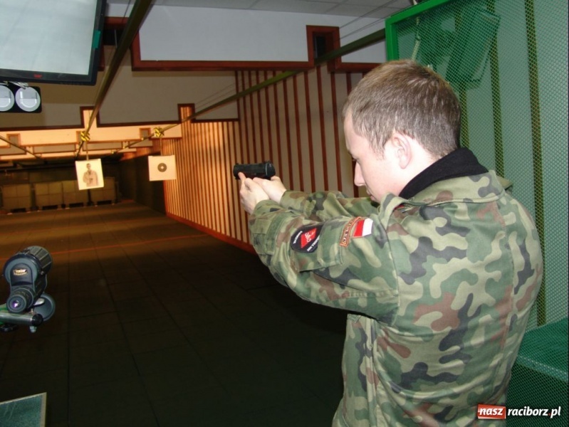 Zdjęcie w galerii na portalu naszraciborz.pl: ŚOSG: Głubczyccy strzelcy z wizytą w raciborskiej wiadomości z regionu