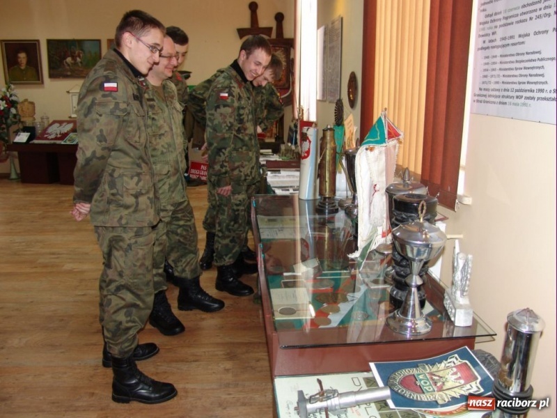 Zdjęcie w galerii na portalu naszraciborz.pl: ŚOSG: Głubczyccy strzelcy z wizytą w raciborskiej wiadomości z regionu