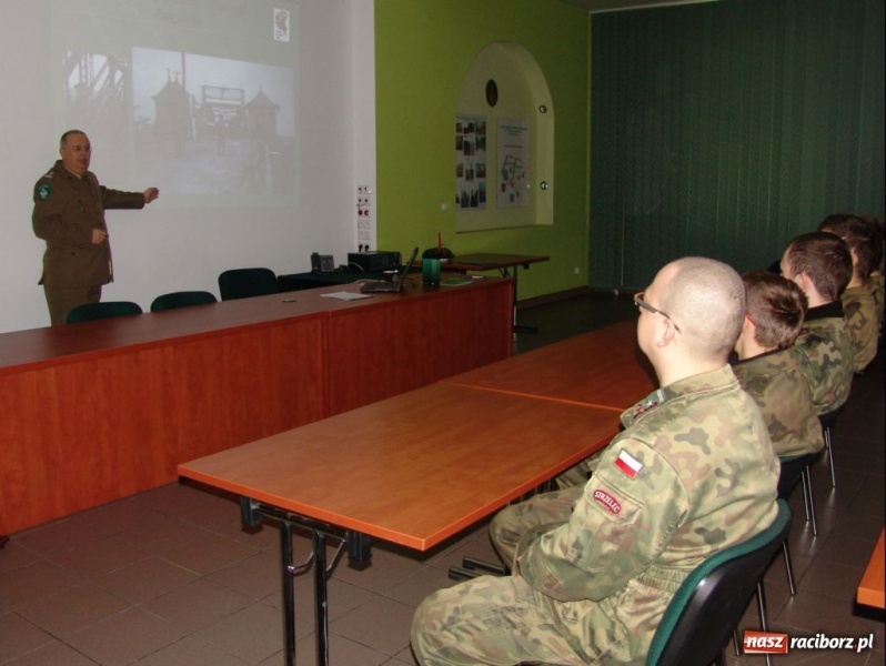 Zdjęcie w galerii na portalu naszraciborz.pl: ŚOSG: Głubczyccy strzelcy z wizytą w raciborskiej wiadomości z regionu