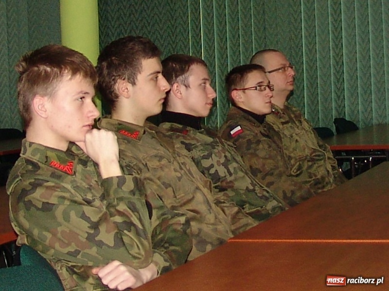 Zdjęcie w galerii na portalu naszraciborz.pl: ŚOSG: Głubczyccy strzelcy z wizytą w raciborskiej wiadomości z regionu