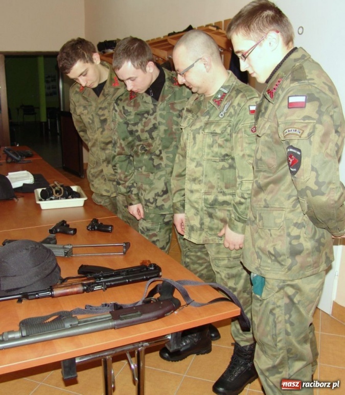 Zdjęcie w galerii na portalu naszraciborz.pl: ŚOSG: Głubczyccy strzelcy z wizytą w raciborskiej wiadomości z regionu
