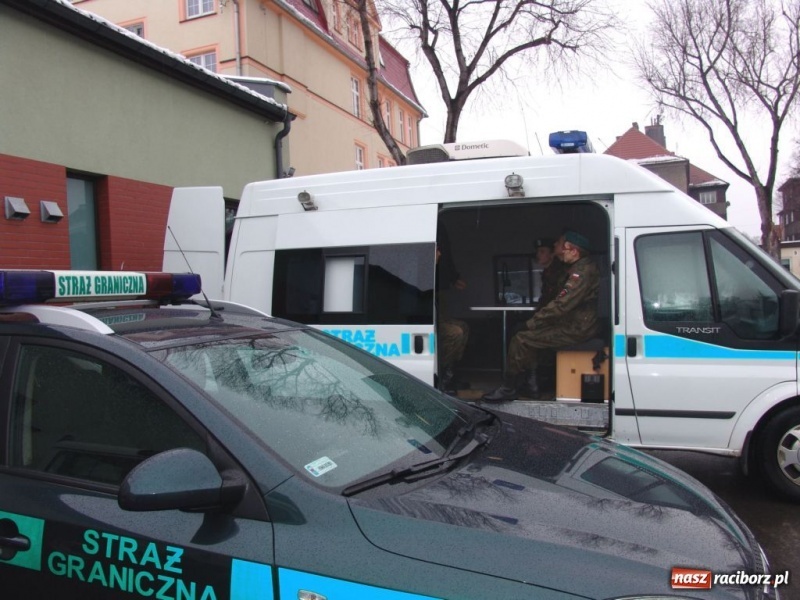 Zdjęcie w galerii na portalu naszraciborz.pl: ŚOSG: Głubczyccy strzelcy z wizytą w raciborskiej wiadomości z regionu