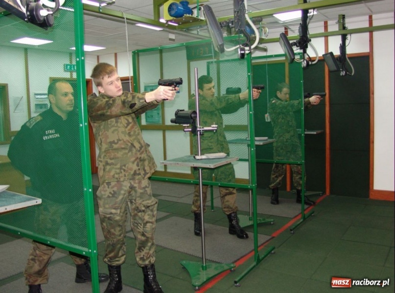 Zdjęcie w galerii na portalu naszraciborz.pl: ŚOSG: Głubczyccy strzelcy z wizytą w raciborskiej wiadomości z regionu