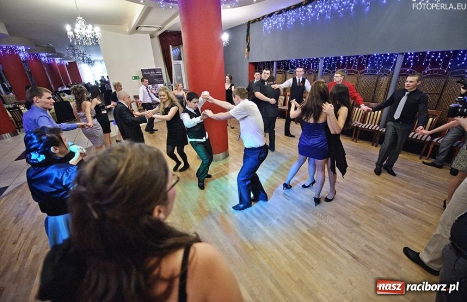 Zdjęcie w galerii na portalu naszraciborz.pl: Mechanik bawi się w Raciborskiej wiadomości z regionu