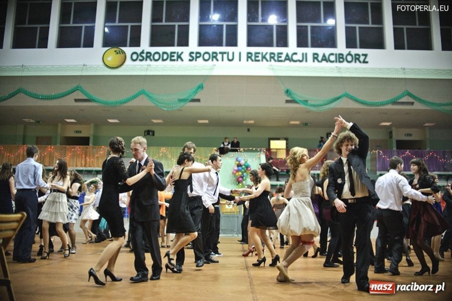 Zdjęcie w galerii na portalu naszraciborz.pl: Studniówka II LO w Arenie Rafako wiadomości z regionu