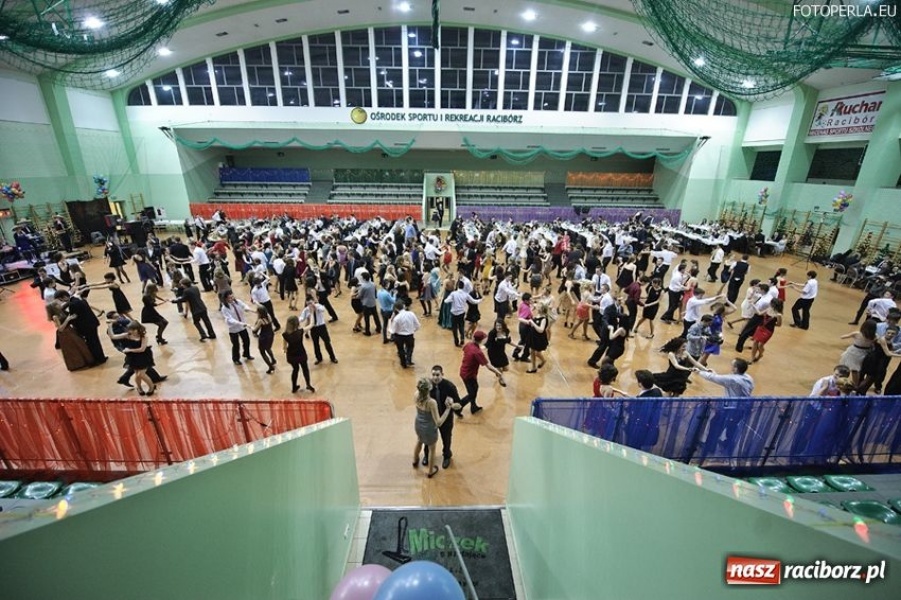 Zdjęcie w galerii na portalu naszraciborz.pl: Studniówka II LO w Arenie Rafako wiadomości z regionu