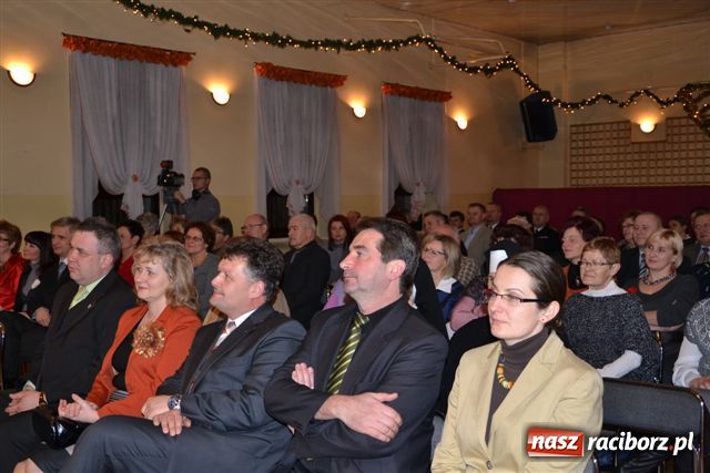 Zdjęcie w galerii na portalu naszraciborz.pl: Spotkanie noworoczne z kabaretem wiadomości z regionu