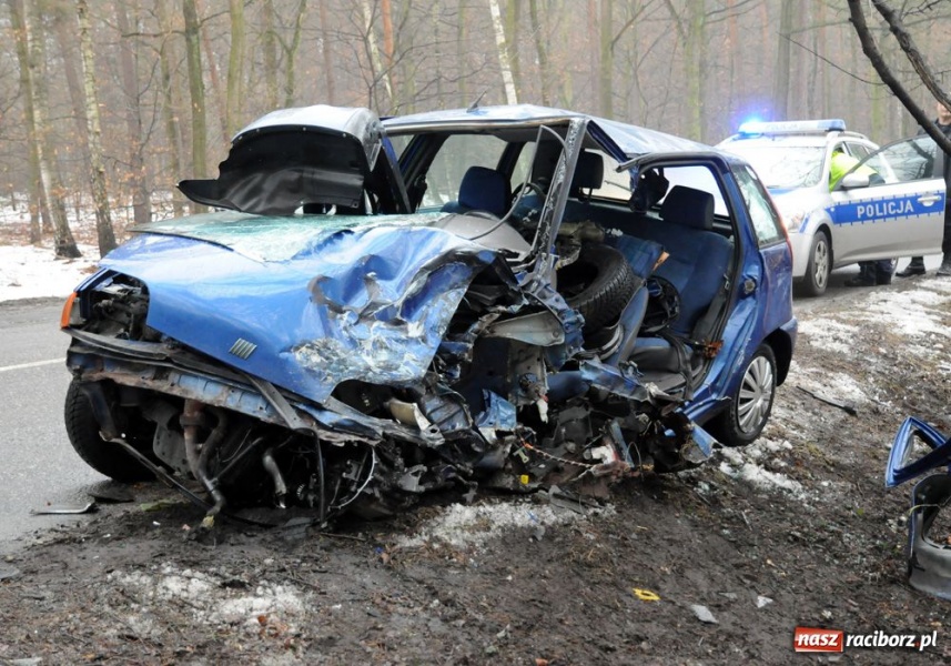 Zdjęcie w galerii na portalu naszraciborz.pl: Czołowe zderzenie na trasie Kuźnia-Rudy wiadomości z regionu