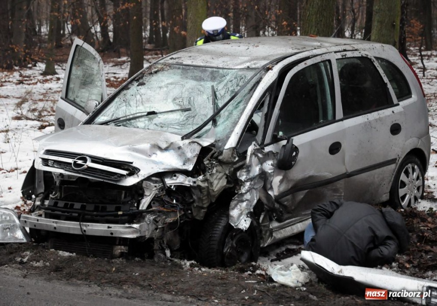 Zdjęcie w galerii na portalu naszraciborz.pl: Czołowe zderzenie na trasie Kuźnia-Rudy wiadomości z regionu