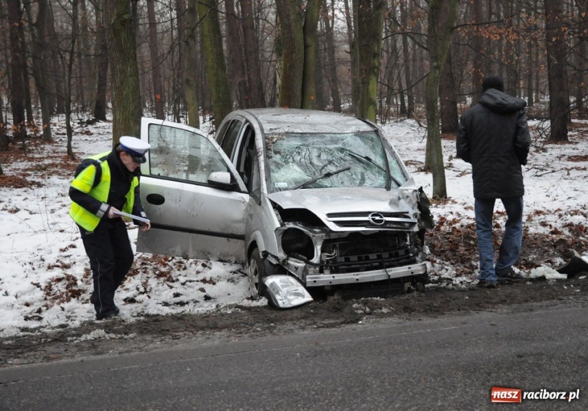 Zdjęcie w galerii na portalu naszraciborz.pl: Czołowe zderzenie na trasie Kuźnia-Rudy wiadomości z regionu