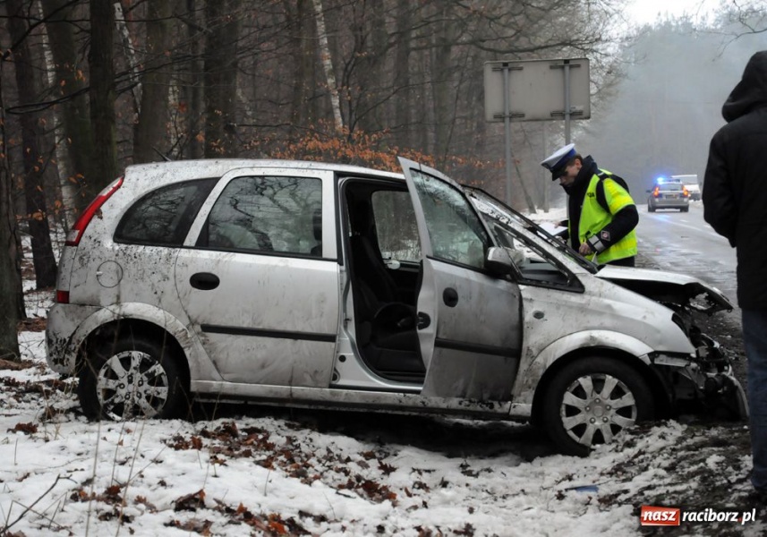 Zdjęcie w galerii na portalu naszraciborz.pl: Czołowe zderzenie na trasie Kuźnia-Rudy wiadomości z regionu