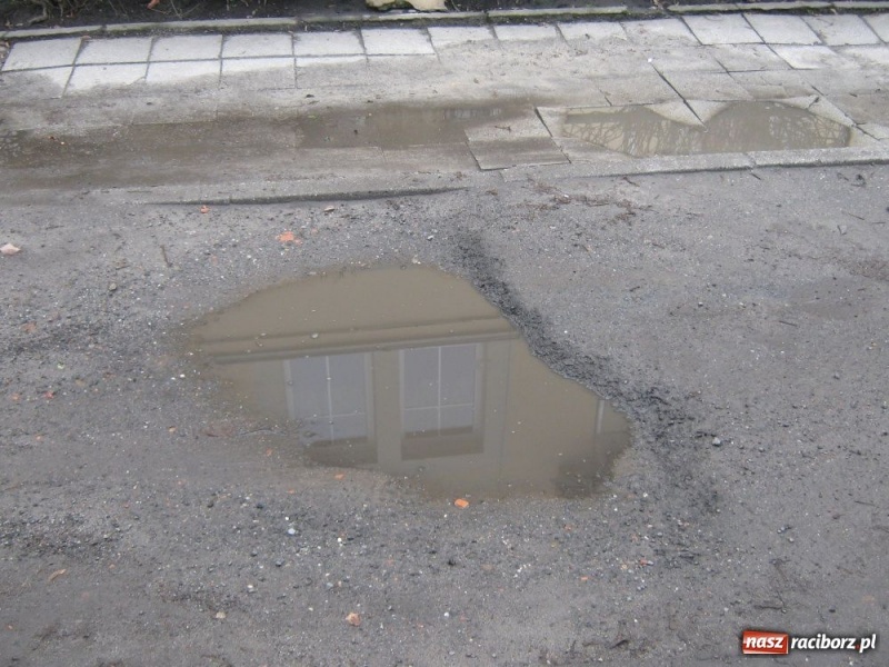 Zdjęcie w galerii na portalu naszraciborz.pl: Mieszkańcy Parkowej grzęzną w błocie wiadomości z regionu