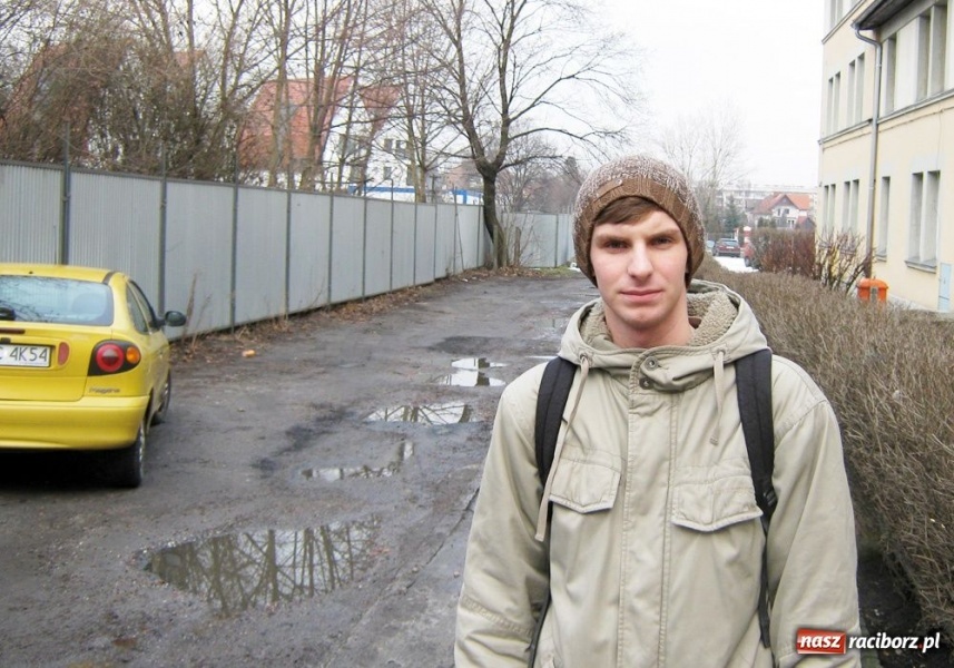 Zdjęcie w galerii na portalu naszraciborz.pl: Mieszkańcy Parkowej grzęzną w błocie wiadomości z regionu