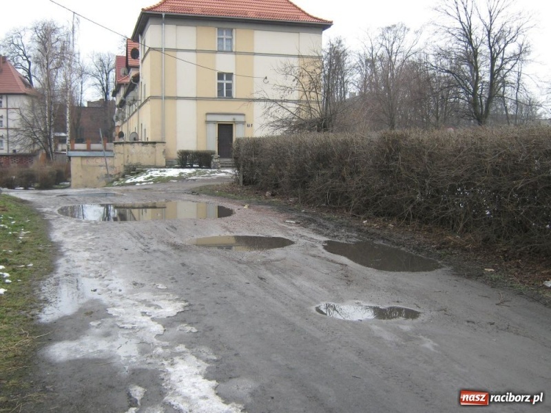 Zdjęcie w galerii na portalu naszraciborz.pl: Mieszkańcy Parkowej grzęzną w błocie wiadomości z regionu