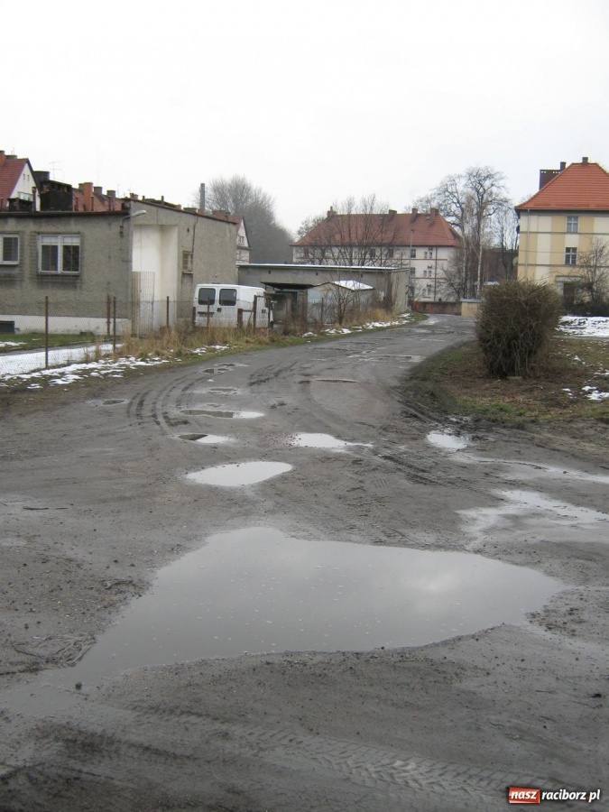 Zdjęcie w galerii na portalu naszraciborz.pl: Mieszkańcy Parkowej grzęzną w błocie wiadomości z regionu