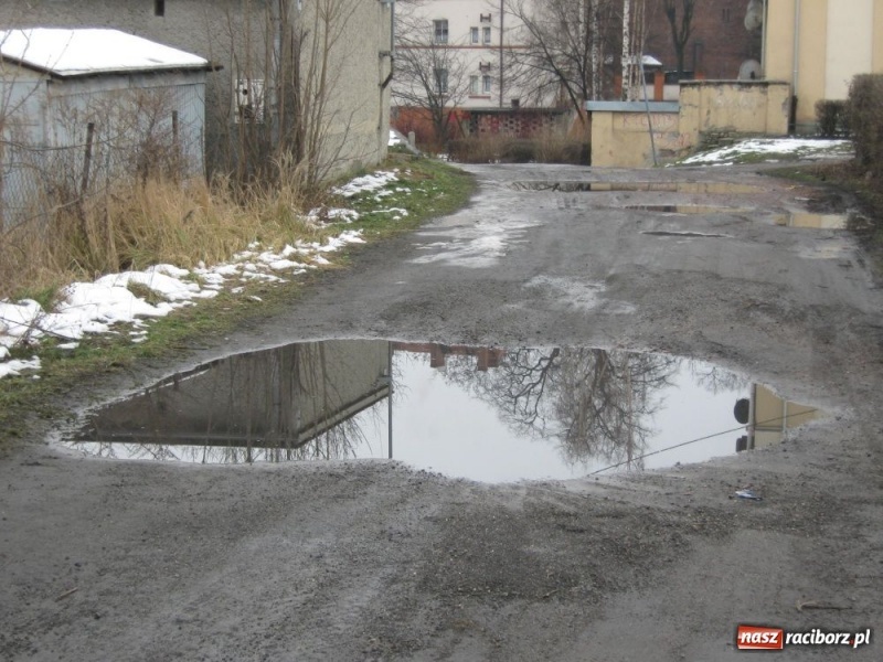 Zdjęcie w galerii na portalu naszraciborz.pl: Mieszkańcy Parkowej grzęzną w błocie wiadomości z regionu
