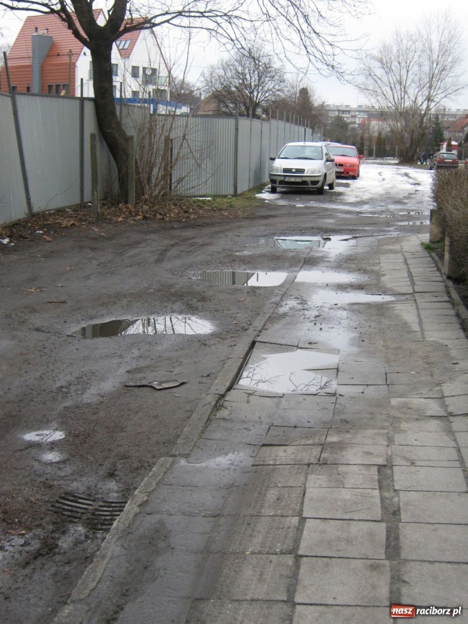 Zdjęcie w galerii na portalu naszraciborz.pl: Mieszkańcy Parkowej grzęzną w błocie wiadomości z regionu