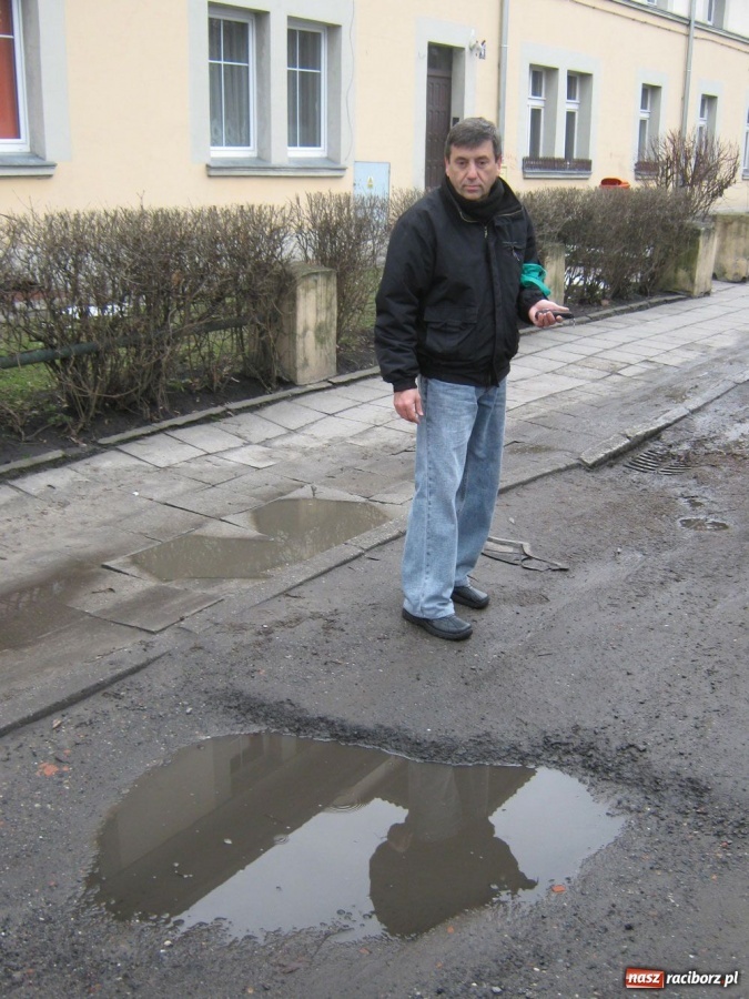 Zdjęcie w galerii na portalu naszraciborz.pl: Mieszkańcy Parkowej grzęzną w błocie wiadomości z regionu