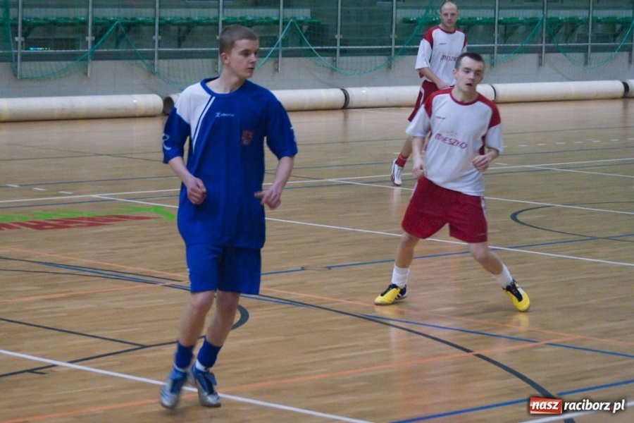 Zdjęcie w galerii na portalu naszraciborz.pl: Czołówka HLPN bez zmian wiadomości z regionu