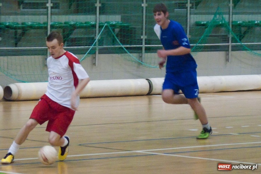 Zdjęcie w galerii na portalu naszraciborz.pl: Czołówka HLPN bez zmian wiadomości z regionu