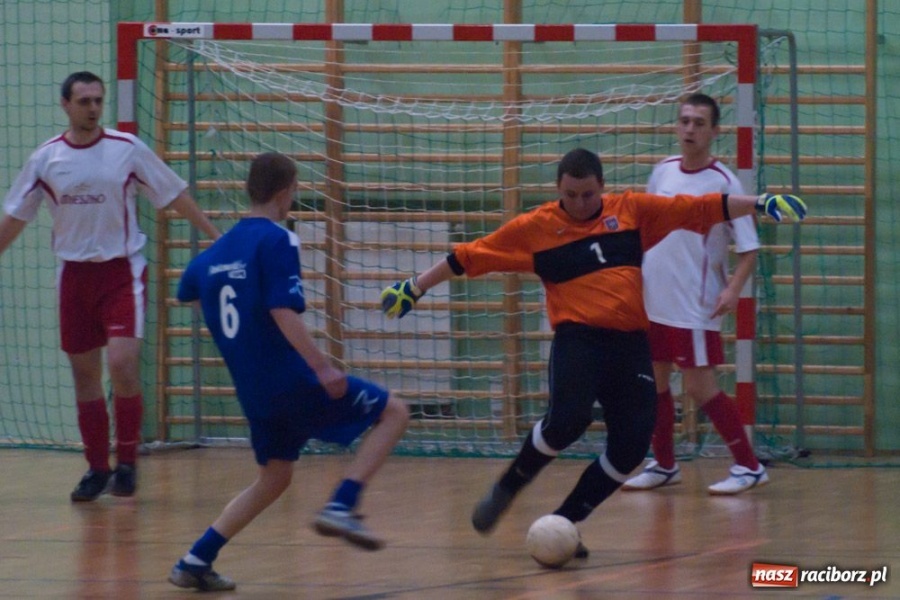 Zdjęcie w galerii na portalu naszraciborz.pl: Czołówka HLPN bez zmian wiadomości z regionu