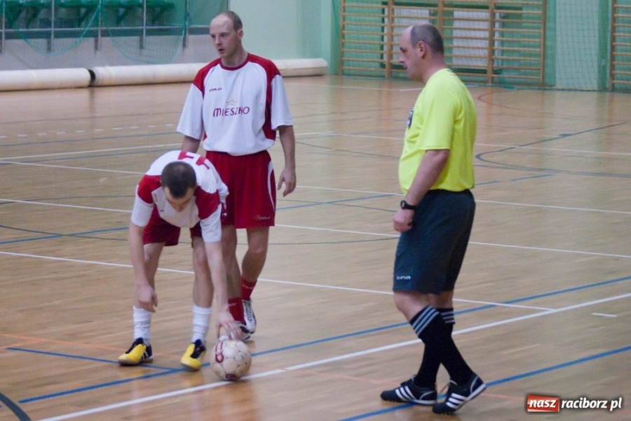 Zdjęcie w galerii na portalu naszraciborz.pl: Czołówka HLPN bez zmian wiadomości z regionu