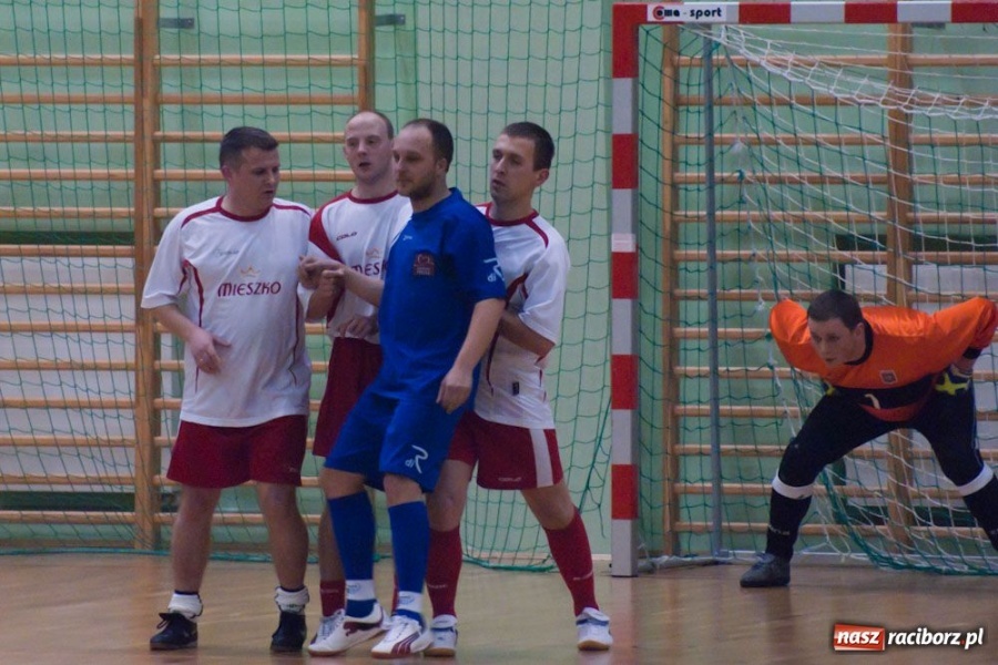 Zdjęcie w galerii na portalu naszraciborz.pl: Czołówka HLPN bez zmian wiadomości z regionu