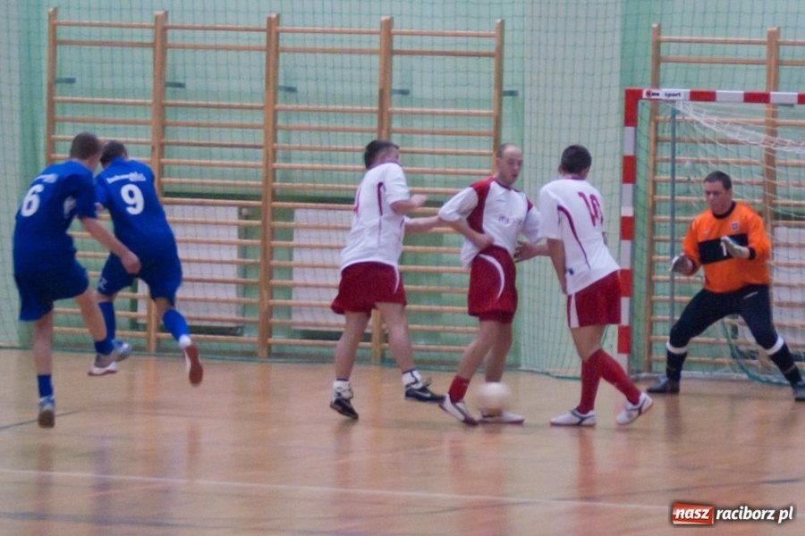 Zdjęcie w galerii na portalu naszraciborz.pl: Czołówka HLPN bez zmian wiadomości z regionu