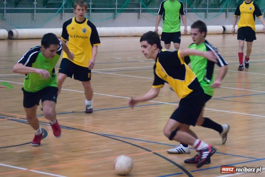 Zdjęcie w galerii na portalu naszraciborz.pl: Czołówka HLPN bez zmian wiadomości z regionu