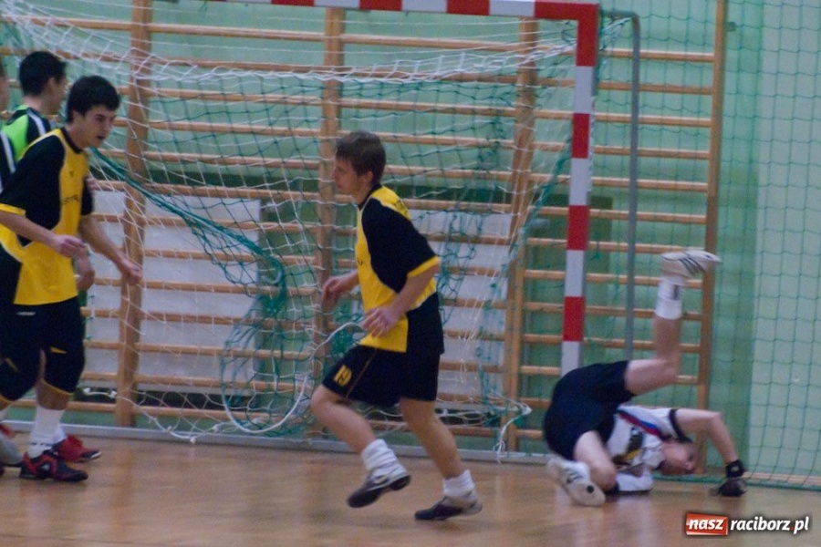 Zdjęcie w galerii na portalu naszraciborz.pl: Czołówka HLPN bez zmian wiadomości z regionu