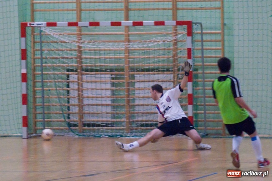 Zdjęcie w galerii na portalu naszraciborz.pl: Czołówka HLPN bez zmian wiadomości z regionu