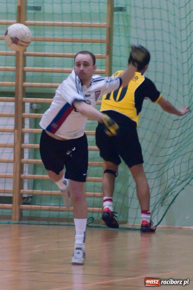 Zdjęcie w galerii na portalu naszraciborz.pl: Czołówka HLPN bez zmian wiadomości z regionu