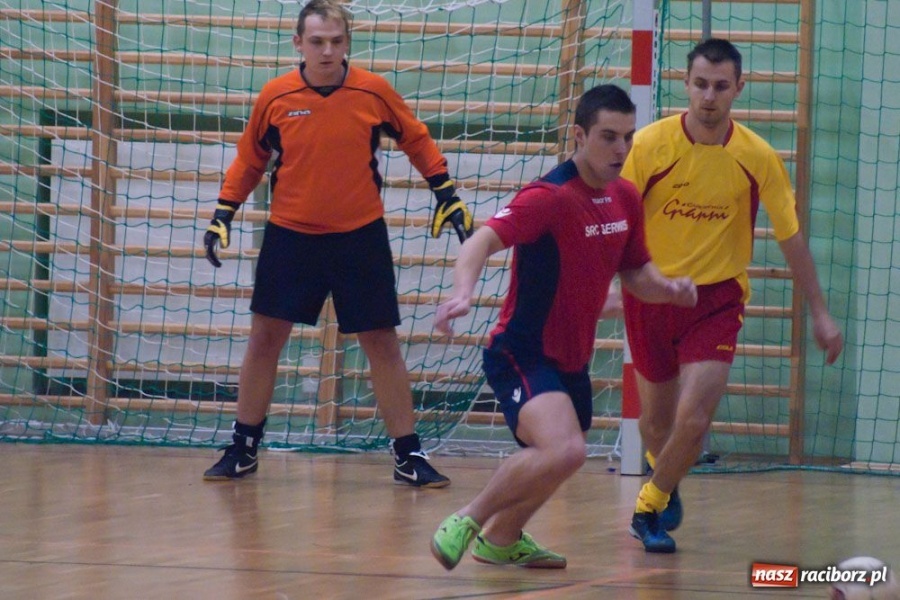 Zdjęcie w galerii na portalu naszraciborz.pl: Czołówka HLPN bez zmian wiadomości z regionu