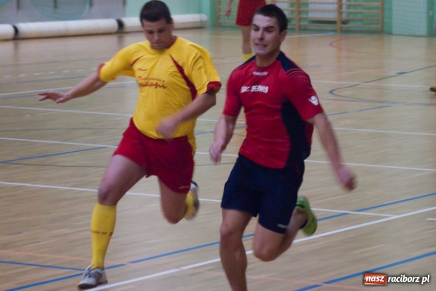 Zdjęcie w galerii na portalu naszraciborz.pl: Czołówka HLPN bez zmian wiadomości z regionu