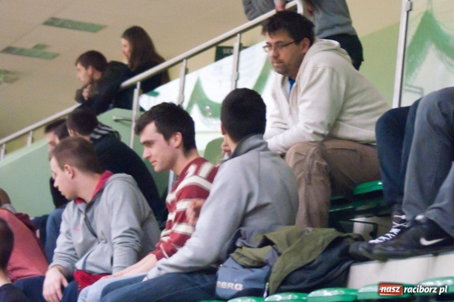 Zdjęcie w galerii na portalu naszraciborz.pl: Czołówka HLPN bez zmian wiadomości z regionu