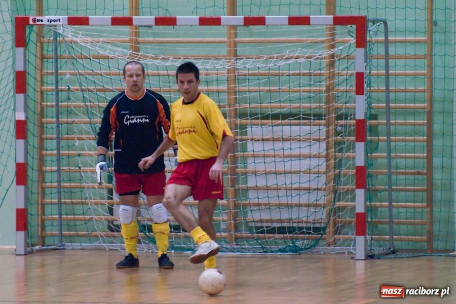 Zdjęcie w galerii na portalu naszraciborz.pl: Czołówka HLPN bez zmian wiadomości z regionu