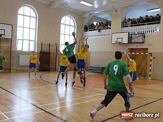 Zdjęcie w galerii na portalu naszraciborz.pl: Zawody miejskie w piłce ręcznej chłopców wiadomości z regionu