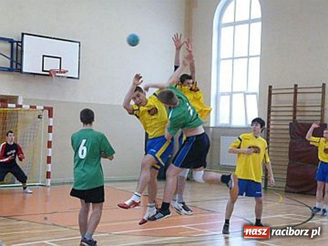 Zdjęcie w galerii na portalu naszraciborz.pl: Zawody miejskie w piłce ręcznej chłopców wiadomości z regionu