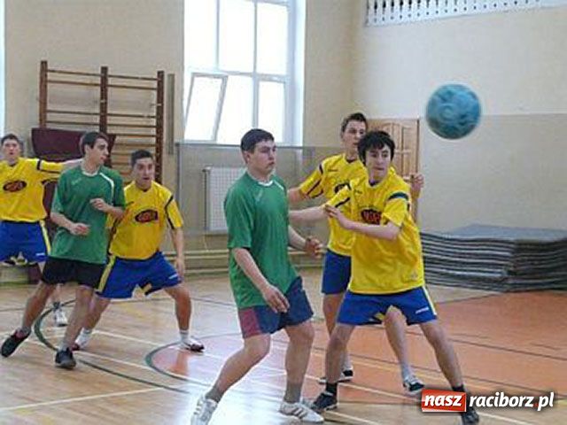 Zdjęcie w galerii na portalu naszraciborz.pl: Zawody miejskie w piłce ręcznej chłopców wiadomości z regionu