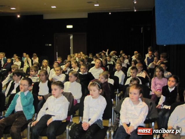 Zdjęcie w galerii na portalu naszraciborz.pl: Dzieci poznają instrumenty muzyczne wiadomości z regionu