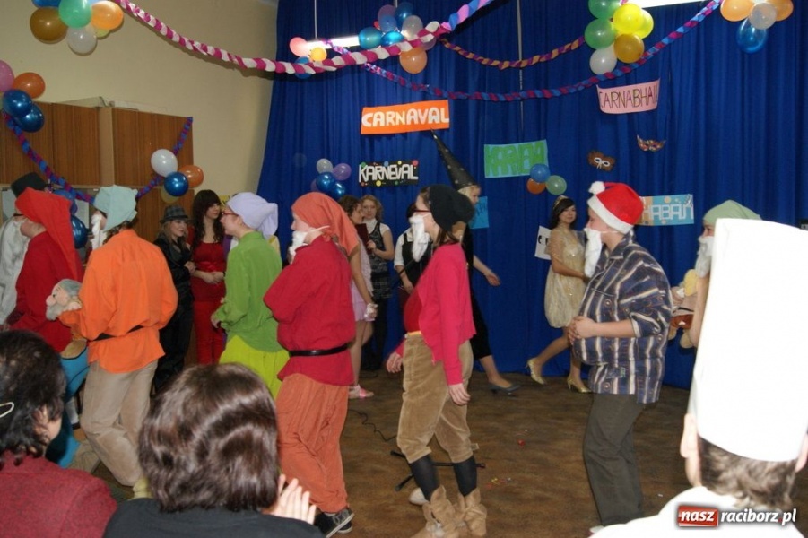 Zdjęcie w galerii na portalu naszraciborz.pl: Międzynarodowy karnawał w ZSZ wiadomości z regionu