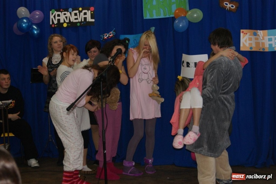 Zdjęcie w galerii na portalu naszraciborz.pl: Międzynarodowy karnawał w ZSZ wiadomości z regionu
