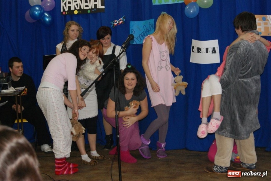 Zdjęcie w galerii na portalu naszraciborz.pl: Międzynarodowy karnawał w ZSZ wiadomości z regionu