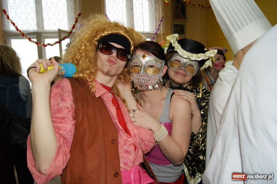 Zdjęcie w galerii na portalu naszraciborz.pl: Międzynarodowy karnawał w ZSZ wiadomości z regionu