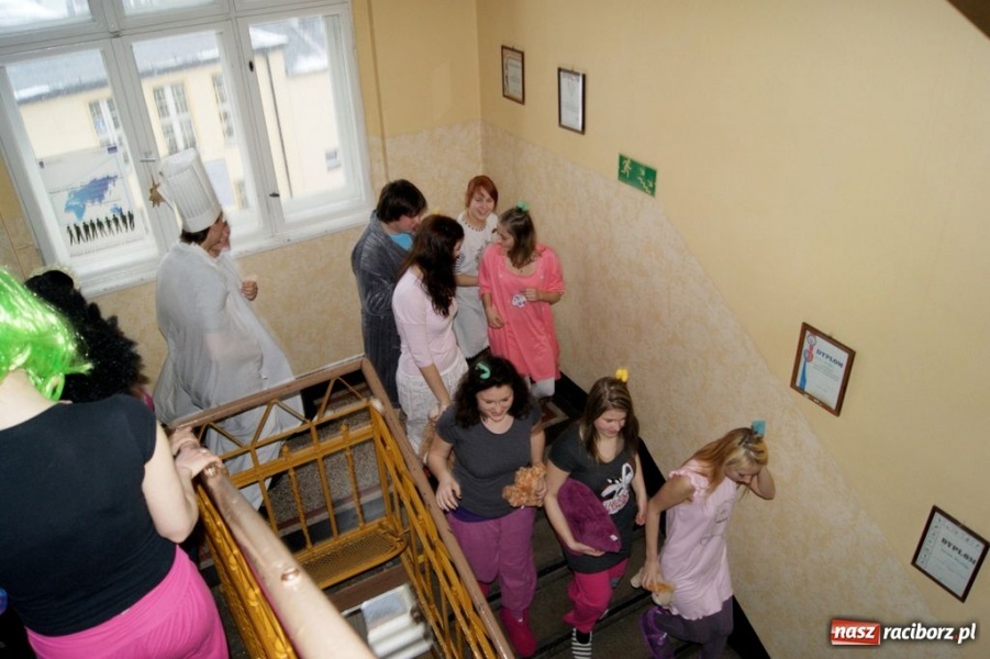 Zdjęcie w galerii na portalu naszraciborz.pl: Międzynarodowy karnawał w ZSZ wiadomości z regionu